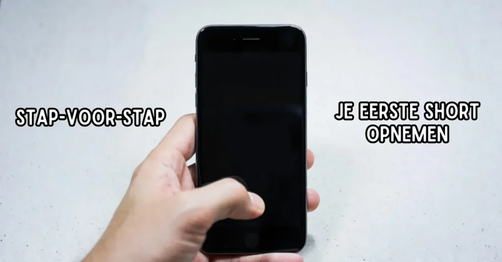 Hand filmt YouTube Short met smartphone, bovenaanzicht, eenvoudige achtergrond, focus op opname