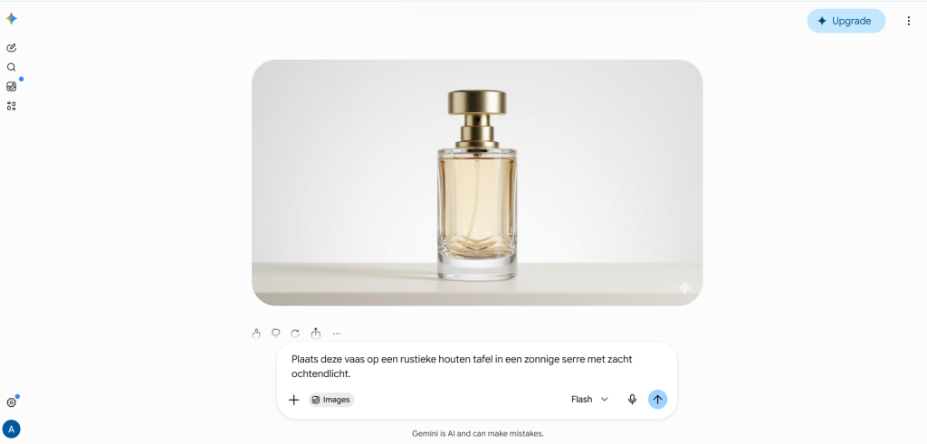Minimalistische transparante glazen luxe parfumfles met gouden dop gecentreerd op een zachte witte achtergrond voor een tutorial productfotografie.